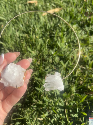 
                  
                    Load and play video in Gallery viewer, Clear Quartz cluster Choker - Gold
                  
                