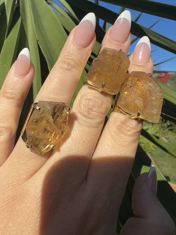 
                  
                    Load and play video in Gallery viewer, Citrine polished Cuff rings - Gold
                  
                
