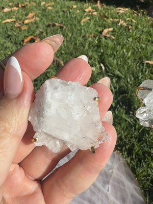 
                  
                    Load and play video in Gallery viewer, Clear Quartz cluster Choker - Gold
                  
                