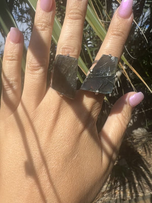 
                  
                    Load and play video in Gallery viewer, Labradorite Arc ring - Silver
                  
                