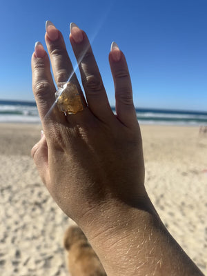 
                  
                    Load and play video in Gallery viewer, Citrine polished Cuff rings - Gold
                  
                
