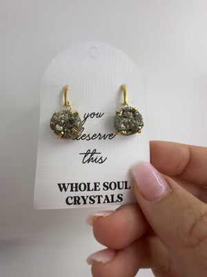 
                  
                    Load and play video in Gallery viewer, Pyrite gold drop earrings - round / oval shape
                  
                